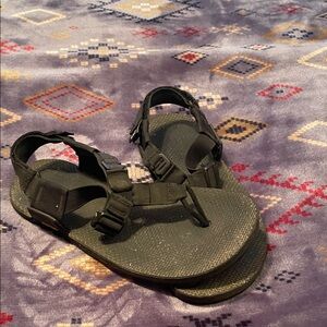 Bedrock black sandals